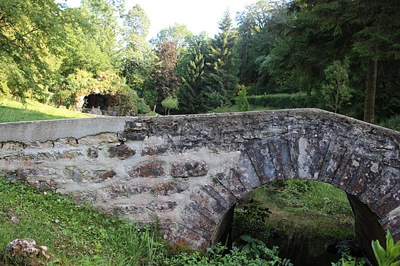 Brücke über die Seine nahe der Quellgrotte