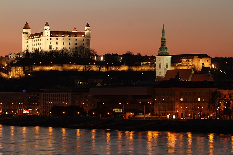 File:Bratislava hrad.jpg