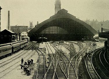 The train shed and approach into Broad Street Station, before 1911.