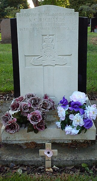 File:Bromsgrove cemetery CWGC KC Richards.jpg