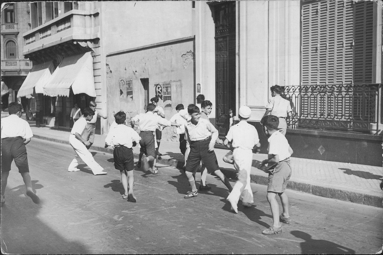 File:Buenos Aires - Niños jugando al fútbol en la calle ...