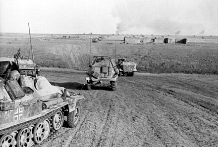 28 juin : opération Fall Blau. Autochenilles blindés de la 24e Panzerdivision en route vers le Don le 21 juin 1942.