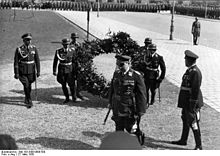 Hermann Göring à Vienne, le 27 mars 1938, lors du dépôt d'une couronne de fleurs