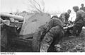 Немецкие десантники выдвигают противотанковую пушку Pak 40 на позицию: 23 февраля 1945 года.