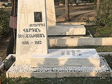 Burastan Cemetery E0633.jpg