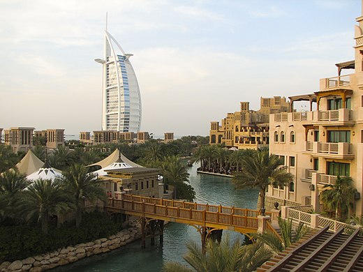 De Burj al Arab, het duurste hotel ter wereld, gezien vanuit hotelcomplex Madinat Jumeirah