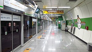 Busan-subway-310-Mandeok-station-platform-20180402-120048.jpg