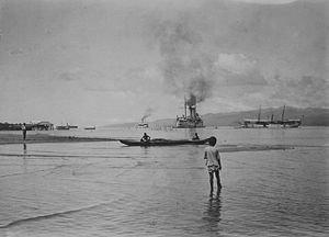 COLLECTIE TROPENMUSEUM De Hr. Ms. Zeeland en andere stoomschepen di de Baai van Ambon op de Molukken TMnr 60045609.jpg