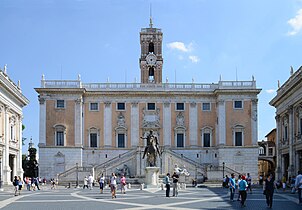 Mairie de Rome sur le Capitole dans le palais des Sénateurs, édifié sur les ruines du Tabularium. De part et d'autre, le palais des Conservateurs (droite) et le palais neuf (gauche), abritant tous deux le musée du Capitole