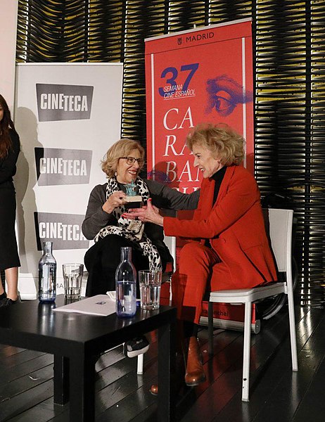 File:Carmena entrega el premio “Puente de Toledo” a Marisa Paredes 11.jpg