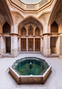 Un des patios de la maison des Abbasi, à Kashan (Iran). (définition réelle 5 772 × 8 190)