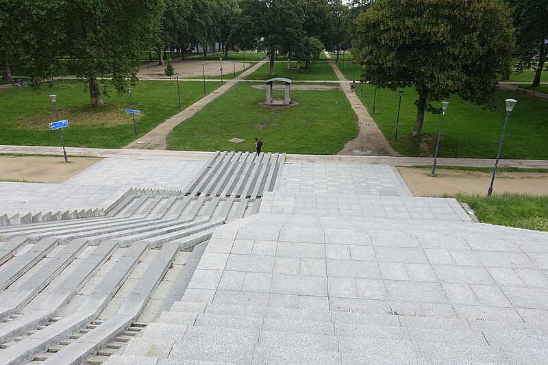 File:Cascade du parc de Bercy, Paris 2016 003.jpg