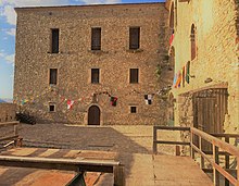 castello di Laurenzana visto dal interno, sono presenti le bandiere delle quattro contrade del palio carmelitano