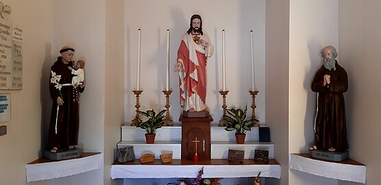 Intérieur de la chapelle, la statue de saint Vital est à droite.