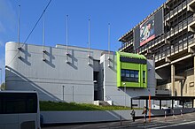 photo d'un bâtiment moderne en béton de couleur blanc et vert