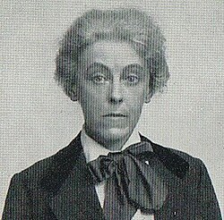 Charlotte Mew vuonna 1900.