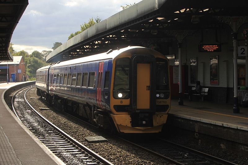 File:Cheltenham - fGWR 158763 arriving from Swindon.JPG