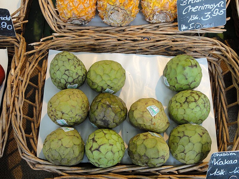 File:Cherimoya - Viktualienmarkt - DSC08602.JPG