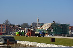 De teruggeplaatste 'Silo' en de Nieuwe kerk gezien vanaf de Bloemsingel (2011)