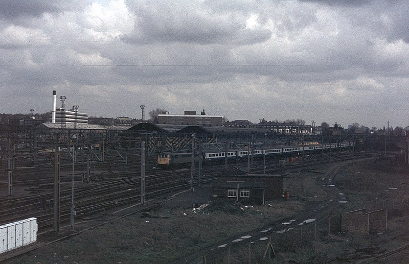 File:Class 86 passes Willesden Junction heading north on 26 March 1980.jpg