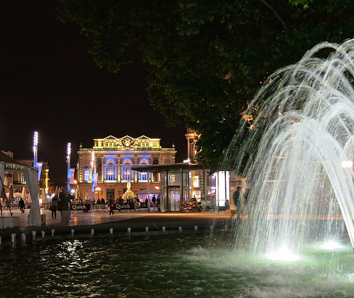 File:Comedie, Montpellier with fountain (14080865470).jpg