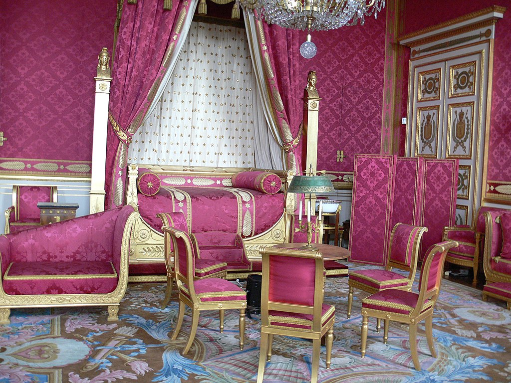 Prince s bedchamber. Компьенский дворец интерьеры. Дворец Наполеона 3. Спальни в стиле Наполеон 3. Наполеон жил в Дворце.