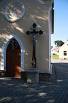 Cross near chapel in Rácovice, Třebíč District.JPG