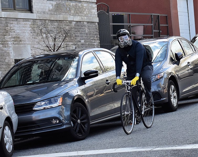 File:Cyclist in gas mask in Weehawken, NJ.jpg