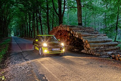 BMW Mini em uma estrada rural na aldeia Börnste, Kirchspiel, Dülmen, Renânia do Norte-Vestfália, Alemanha (definição 6 703 × 4 469)