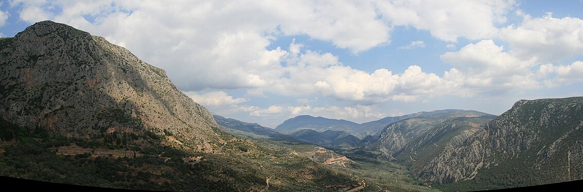 Delphi (Griechenland): Tal des Pleistos-Flusses - links oben der Parnass