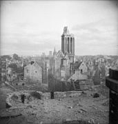 Les troupes canadiennes observent les ruines de Caen depuis les remparts du château.