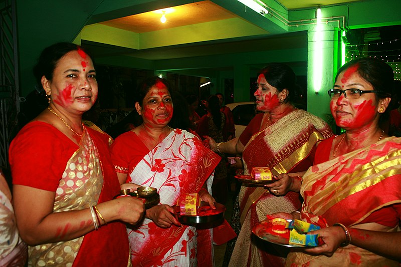 File:Devi Baran and Sindur Khela during 2016 Durga puja in Kolkata 48.jpg