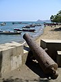 Kanone im Hafen von Dili von Kok Leng Yeo