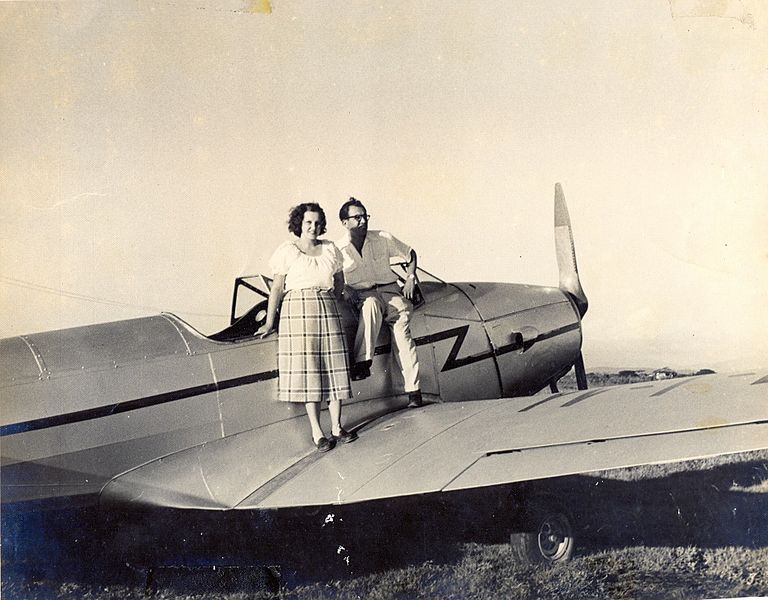 File:Dr. Pedro Adrián Santeliz y teresa Meinhardt en el PT-19.jpg