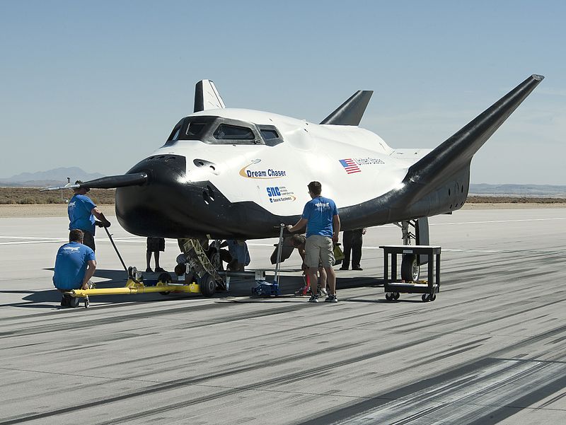https://upload.wikimedia.org/wikipedia/commons/thumb/a/a8/Dream_Chaser_pre-drop_tests.7.jpg/800px-Dream_Chaser_pre-drop_tests.7.jpg