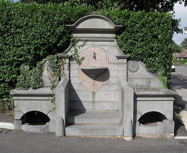 File:Drinking fountain at Old London Road, Patcham (IoE Code 480964).JPG