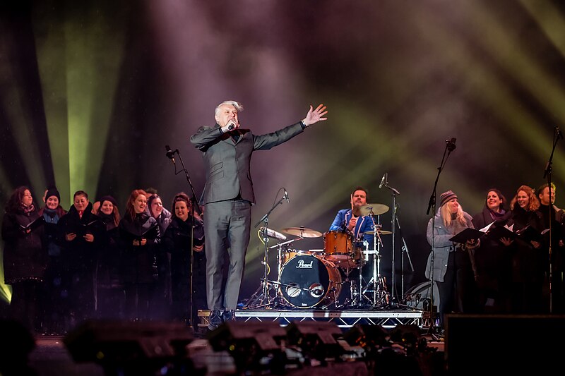 File:Dunstan Bruce from Chumbawamba, the Opera North chorus and Hope & Social on stage at the Awakening. LEEDS 2023.jpg