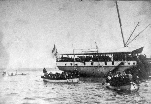 Pasukan Belanda yang mendarat di Pantai Sanur (1906).