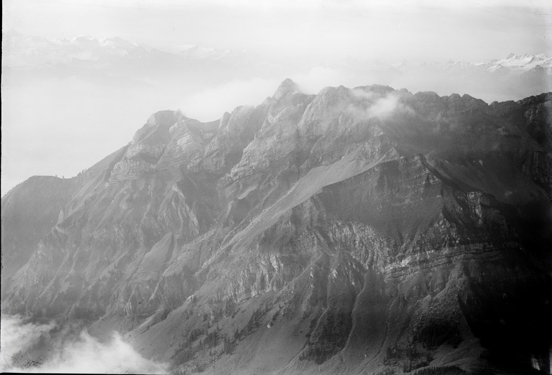 File:ETH-BIB-Pilatus, Klimsenhorn, Kulm, Esel, Nauen v. N. aus 2100 m-Inlandflüge-LBS MH01-004677.tif