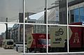 Umzugswagen vor dem Eurotower, gespiegelt in dessen Fassade. Auszug der Europäischen Zentralbank