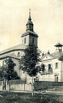 Saint George's Church og dens gamle klokketårn.