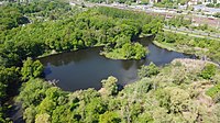 Luftbild des Bürgergartens mit dem Alsenwasser; im Hintergrund der Bahnhof Eilenburg