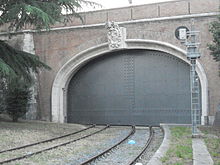 Blick auf das geschlossene Tor, das die Leoninische Mauer überquert, um Zugang zum Vatikan zu erhalten