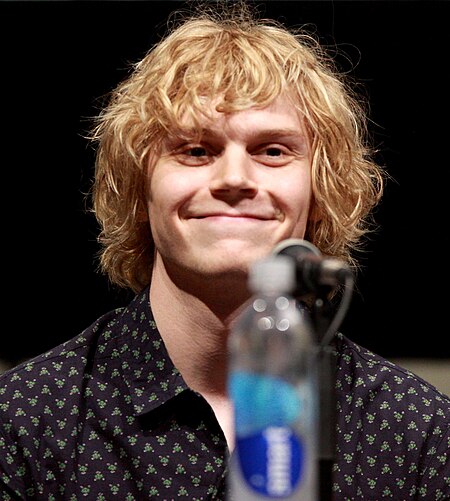 Tập_tin:Evan_Peters_by_Gage_Skidmore_crop.jpg