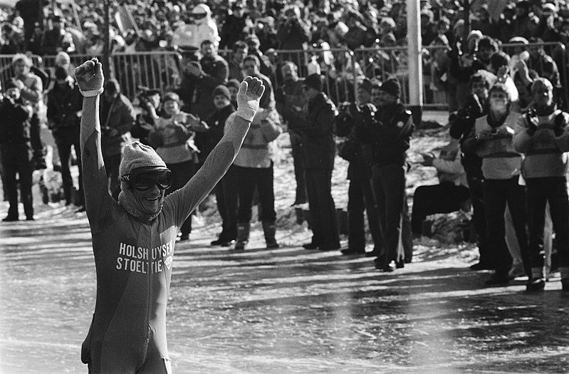 File:Evert van Benthem gaat juichend over de finish, Bestanddeelnr 933-5797.jpg