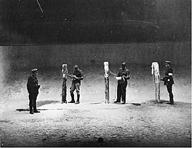 Après la Libération, des soldats FFI et un policier parisien inspectent la chambre d'exécution située dans la cave de l'édifice de l'ancien ministère de l'Air.