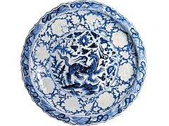 Plat au « baizi », fours de Jingdhezen (Chine), porcelaine dure, milieu du XIVe siècle (dynastie Yuan).