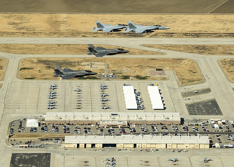 File:F-35Cs of VFA-101 in flight over NAS Lemoore with FA-18EFs of VFA-122 in April 2015.JPG