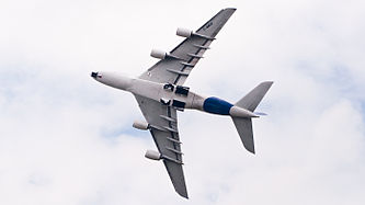 English: Factory Airbus A380-861 (reg. F-WWDD, c/n 004) flying at Paris Air Show 2013. Deutsch: Firmeneigener Airbus A380-861 (Reg. F-WWDD, c/n 004) im Flug während der Paris Air Show 2013