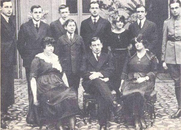 Family Alessandri, of Italian descent, in 1920, with two future presidents of Chile, Arturo Alessandri (1920–1925 and 1932–1938) and Jorge Alessandri 